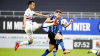 Pemain Inter Milan, Andrea Pinamonti, berebut bola dengan pemain Sampdoria, Maya Yoshida, pada laga Liga Italia di Stadion Giuseppe Meazza, Sabtu (8/5/2021). Inter Milan menang dengan skor 5-1. (AP/Luca Bruno)