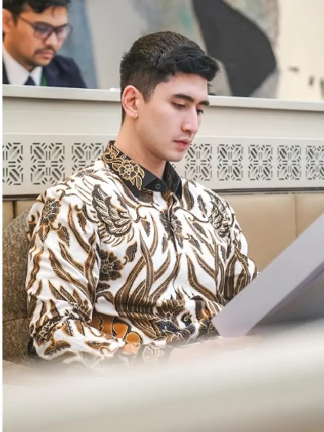 6 Gaya Verrell Bramasta Pakai Batik saat Rapat DPR RI, Tampil Modern dan Memukau