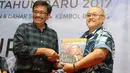 Calon wakil gubernur DKI Jakarta, Djarot Saiful Hidayat menerima buku "Art Politics Humanis" dari Pelukis Hardi saat menghadiri acara paguyuban Blitar Raya se-Jabotabek di Jakarta, Minggu (8/1). (Liputan6.com/Immanuel Antonius)