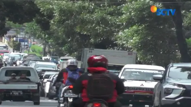 Libur panjang, menuju kawasan wisata Lembang macet parah. Kendaraan dari arah Bandung terpaksa bergerak pelan bahkan cenderung berhenti menuju arah Lembang.