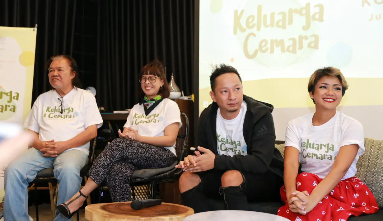 Meskipun begitu, sebagai pemeran, Nirina melihat adanya nuansa baru dalam film Keluarga Cemara  yang akan kembali hadir. Berbeda dengan sinetron yang tayang pada belasan tahun lalu, kini suasananya lebih kekinian. (Adrian Putra/Bintang.com)