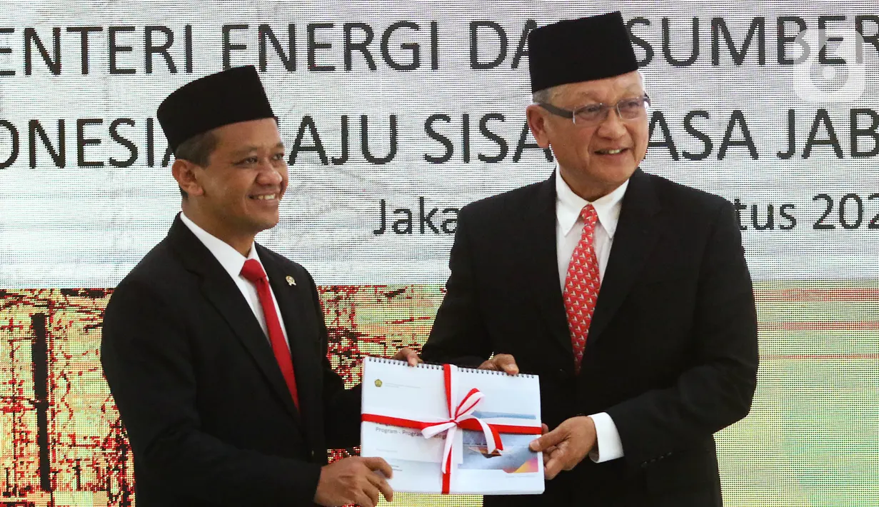 Menteri Energi dan Sumber Daya Mineral (ESDM) yang baru Bahlil Lahadalia dan pejabat lama Arifin Tasrif saat acara serah terima jabatan Menteri ESDM di Kantor Kementerian ESDM, Jakarta, Senin (19/8/2024). (merdeka.com/Arie Basuki)