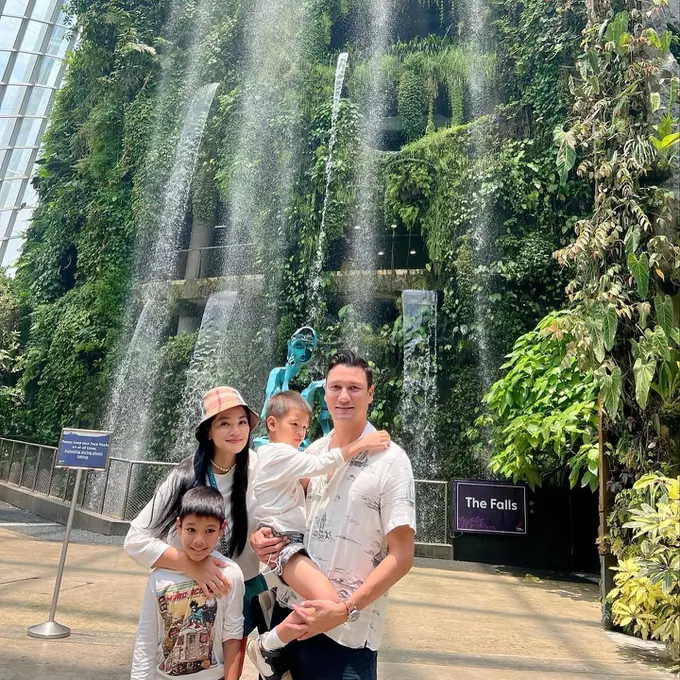 Tampilan Titi Kamal dan Keluarga saat Berlibur ke Singapura