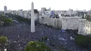 <p>Para penggemar Argentina merayakan kemenangan atas Kroasia pada pertandingan semifinal Piala Dunia Qatar 2022 di Obelisk di Buenos Aires, Rabu (14/12/2022). Argentina berhasil melaju ke final Piala Dunia 2022 usai mengalahkan Kroasia 3-0. (AFP/Luis Robayo)</p>