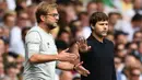 Manajer Liverpool, Juergen Klopp, dan manajer Tottenham, Mauricio Pochettino memberikan arahan kepada anak asuhnya. Hasil imbang 1-1 berakhir hingga wasit meniupkan peluit panjang. (Reuters/Dylan Martinez)