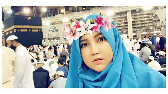 Baru Selesai Umrah, Ini 7 Gaya Via Vallen dalam Balutan Hijab