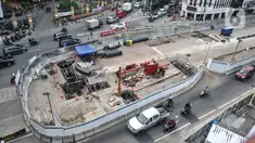 Suasana proyek Mass Rapid Transit (MRT) Fase 2 segmen CP203 Glodok-Kota di kawasan Glodok, Jakarta, Rabu (15/12/2021). Progres proyek MRT Fase 2 segmen CP203 Glodok-Kota saat ini baru mencapai 5,8 persen. (merdeka.com/Iqbal S. Nugroho)