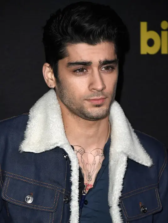 Zayn yang tak pernah melewatkan kesempatan untuk habiskan waktu dengan Gigi menyambangi kediaman sang pacar. Namun kali ini cukup mengejutkan lantaran ia datang menggunakan kursi roda. (AFP/Bintang.com)