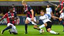 Pemain Inter Milan, Matias Vecino (kanan) berebu bola dengan para pemain Bologna pada lanjutan Serie A di The Dall' Ara Comunal Stadium, Bologna, (19/9/2017). Inter bermain imbang 1-1 lawan Bologna. (AFP/Andreas Solaro)