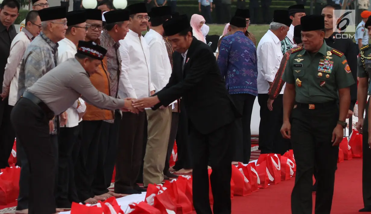 Presiden Joko Widodo bersalaman dengan Kapolri Jenderal Tito Karnavian saat menghadiri buka puasa bersama dengan Panglima TNI Jenderal Gatot Nurmantyo dan para prajurit TNI di Mabes TNI, Cilangkap, Jakarta Timur, Senin (19/6). (Liputan6.com/Angga Yuniar)