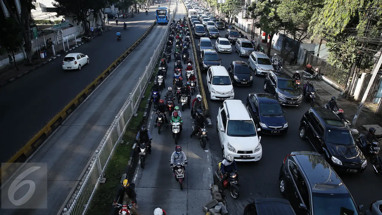 20160418-Aturan Ketat,Pemotor Masih Nekat Terobos Jalur Busway