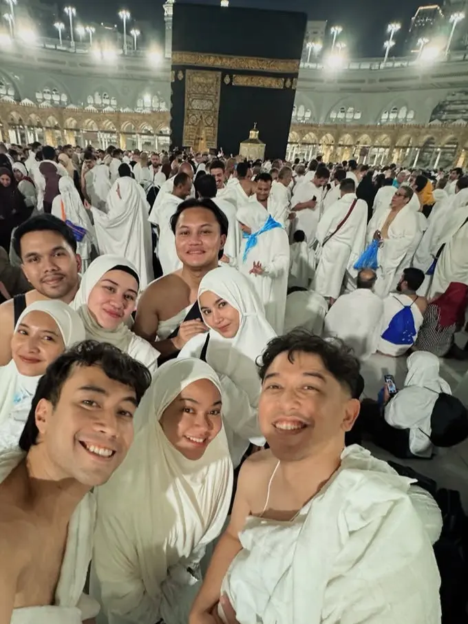 Tampilan Empat Pasutri Selebritis Berfoto Depan Ka'bah