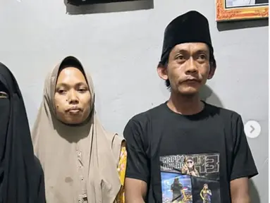 Diantar sang kakak untuk mengunjungi Sunhaji di Magelang, Umi Pipik ungkap jika banyak makna tersirat dari percakapannya dengan Sunhaji dalam kunjungan ini. Istri mendiang Ustaz Jefri Al Buchori ini juga belajar tentang makna indahnya ilmu ikhlas. Sudah memaafkan Gus Miftah atas sikap dan perkataannya di acara pengajian, Umi Pipik salut dengan keikhlasan Sunhaji. (Liputan6.com/IG/@_ummi_pipik_)