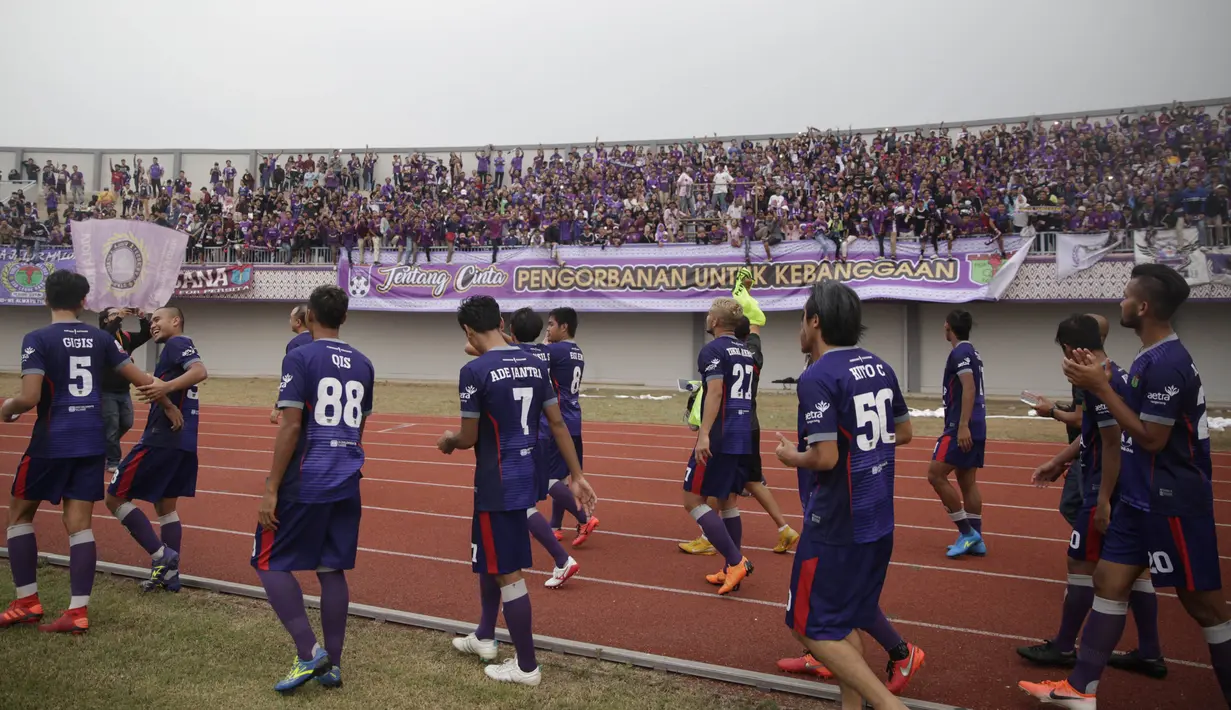 Para pemain Persita Tangerang menyapa suporter usai mengalahkan Persibat Batang pada laga Liga 2 di Stadion Sport Center, Tangerang, Selasa (2/7). Persita menang 4-0 atas Persibat. (Bola.com/Vitalis Yogi Trisna)