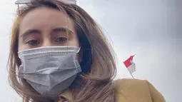 Perempuan kelahiran 11 Oktober 1988 sukses menyita perhatian publik karena gaya kecenya di luar lapangan badminton. Berbagai pujian dari netizen mengalir untuk Bellaetrix Manuputty. Tak ayal foto Instagram Bellaetrix selaly banjir pujian dari netizen yang terpesona akan kecantikannya. (Liputan6.com/IG/@manuputtybellaetrix)