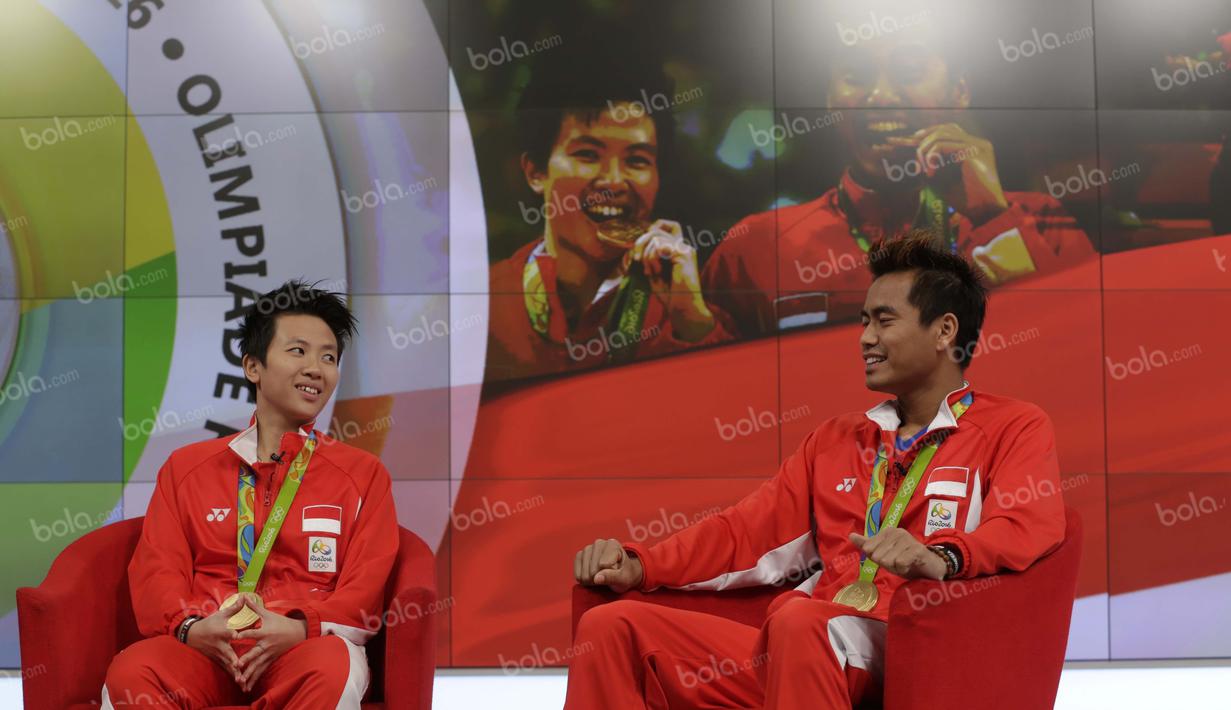 Peraih medali emas bulutangkis Olimpiade Rio 2016, Liliyana Natsir dan Tontowi Ahmad (kanan), saat hadir dalam acara Liputan 6 SCTV di Studio SCTV, SCTV Tower, Jakarta, Kamis (25/8/2016). (Bola.com/Arief Bagus)
