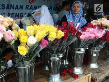 Deretan bunga mawar aneka warna dijual di kawasan Tangerang, Banten, Selasa (13/2). Jelang Valentine atau Hari Kasih Sayang, para pedagang bunga mawar mulai kebanjiran pesanan. (Liputan6.com/Angga Yuniar)