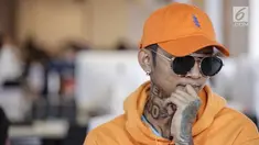 Kontroversi sepertinya masih enggan meninggalkan nama Young Lex. Rapper yang terkenal akan berbagai sensasinya ini kembali menarik perhatian publik setelah mengunggah sebuah foto, di mana wajahnya tampak babak belur.