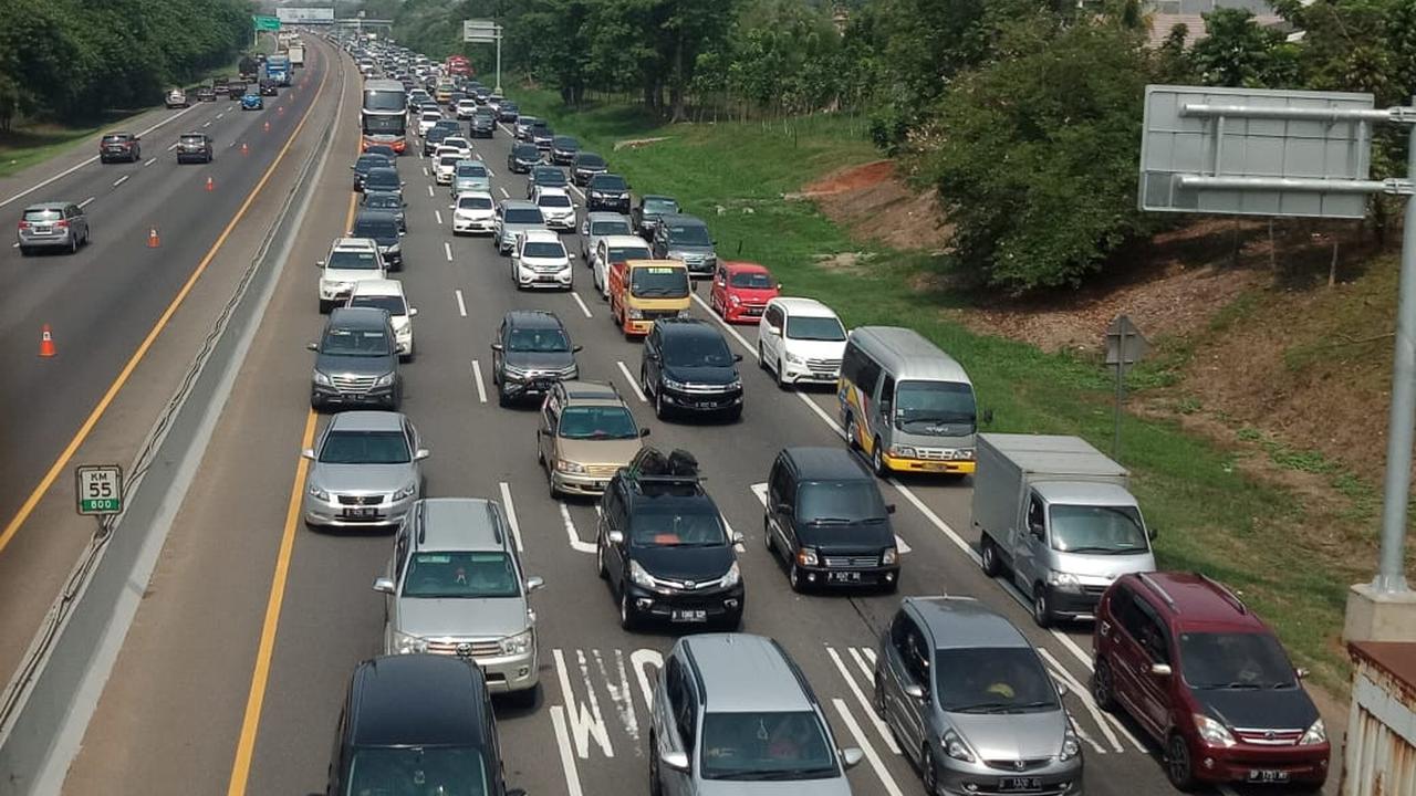 Kepadatan Kendaraan di Ruas Tol Jakarta-Cikampek.