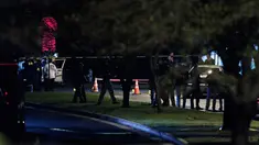 Petugas menyelidiki di dekat daerah ledakan Minggu malam  di Austin, Texas (18/3). Sedikitnya dua orang terluka akibat insiden ini setelah beberapa hari tiga bom paket membunuh dua orang di kota yang sama pada awal bulan ini. (AP Photo/Eric Gay)