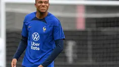 Penyerang Prancis Kylian Mbappe bereaksi selama sesi latihan di Stade de France di Saint-Denis, utara Paris pada 18 Juni 2023.(AFP/Franck Fife)