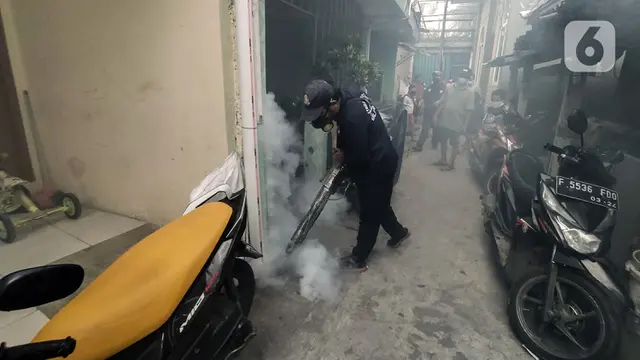 FOTO: Fogging Pemukiman Padat Penduduk Cegah DBD