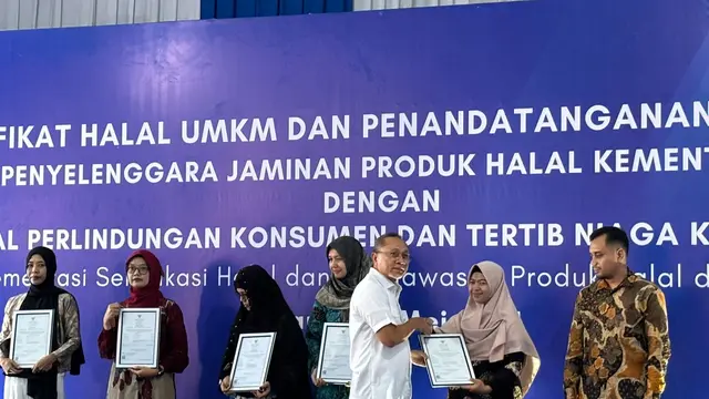 Menteri Perdagangan Zulkifli Hasan menyerahkan sertifikasi halal kepada 223 UMKM di gedung Direktorat Standardisasi dan Pengendalian Mutu, Jakarta Timur, Selasa (28/5/2024). (Tira/Liputan6.com).