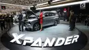 Pengunjung melihat mobil terbaru di pameran Gaikindo Indonesia International Auto Show (GIIAS) 2017 di Indonesia Convention Exhibition BSD City, Tangerang, Banten, Kamis (10/8). (Liputan6.com/Angga Yuniar)