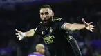Penyerang Real Madrid Karim Benzema merayakan gol kedua timnya yang dicetak ke gawang  Real Valladolid dalam duel pekan ke-15 La Liga 2022/23 di Stadion Nuevo Jose Zorrilla, Valladolid, Sabtu (31/12/2022) dini hari WIB. Real Madrid harus berjuang keras untuk melewati perlawanan tangguh Real Valladolid. (AP Photo/Pablo Garcia)