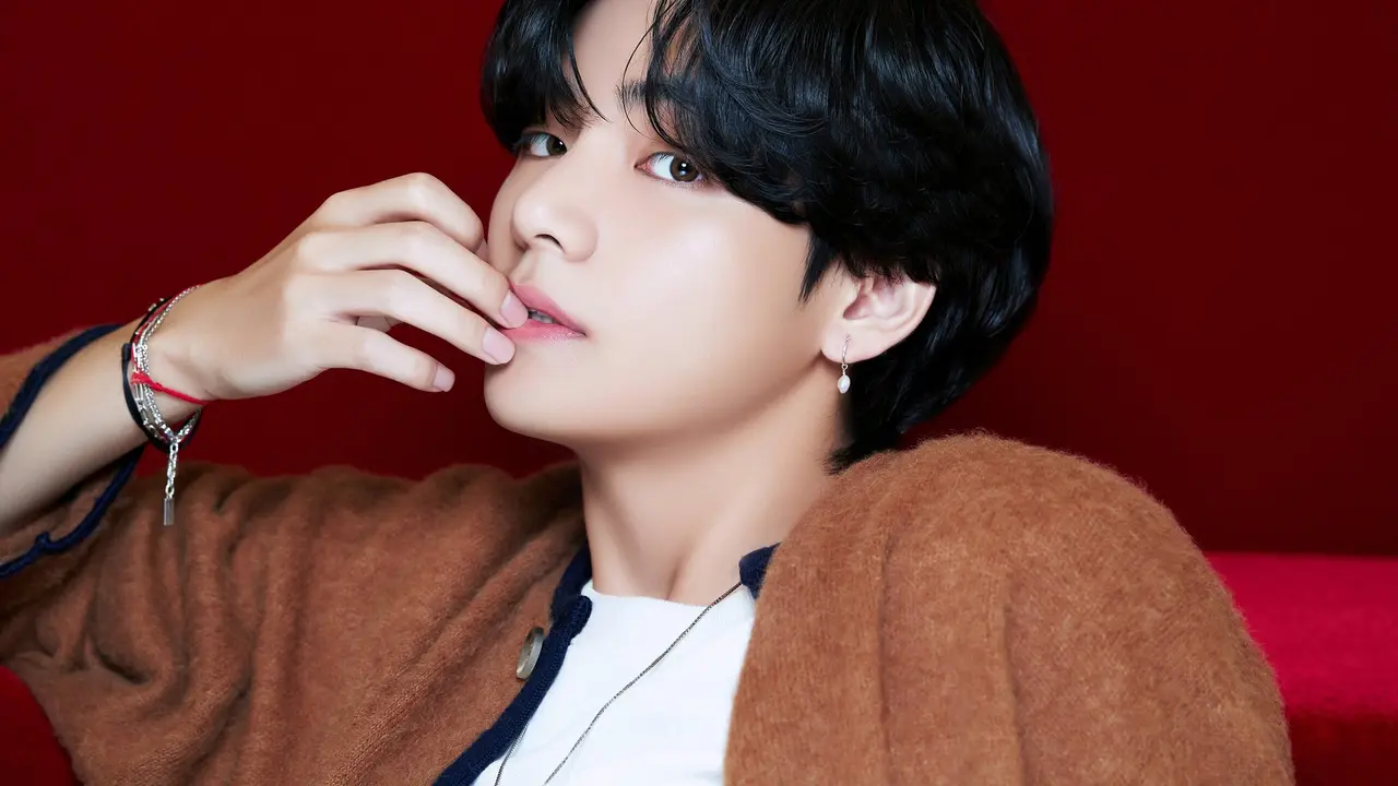 V BTS. (Twitter/ bts_bighit)