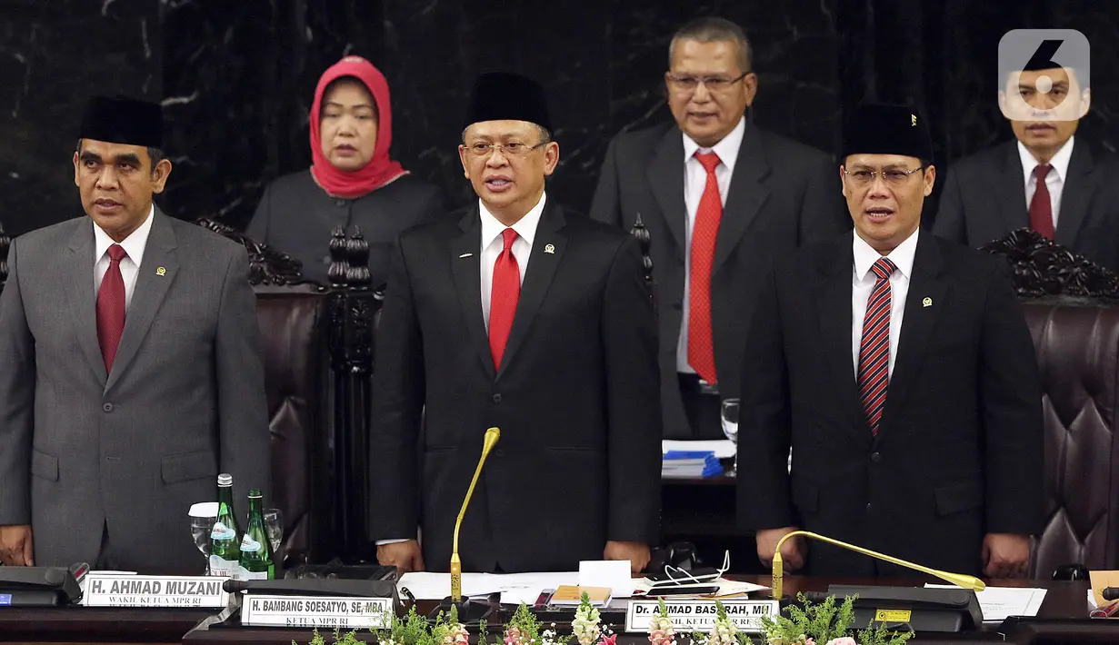 Ketua MPR RI periode 2019-2024 Bambang Soesatyo (tengah), Ahmad Muzani dan Ahmad Basarah menyanyikan lagu Indonesia Raya di kompleks parlemen, Jakarta, Kamis (3/10/2019). Bambang Soesatyo resmi menjadi Ketua MPR setelah Fraksi Gerindra di MPR menyatakan sepakat. (Liputan6.com/Johan Tallo)