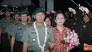 Citizen6, Bandung: Dalam rangkaian kegiatan pisah sambut juga diadakan acara tradisi yaitu mengantar Pangdam lama meninggalkan Markas Komando Daerah Militer III/Siliwangi. (Pengirim: Pendam3)