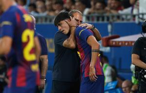 Marc Bernal&nbsp;mendapat pelukan hangat dari Hansi Flick&nbsp;di laga La Liga 2025/2026 antara Barcelona vs Valencia, Senin (15/9/2025). (AP Photo/Joan Monfort)