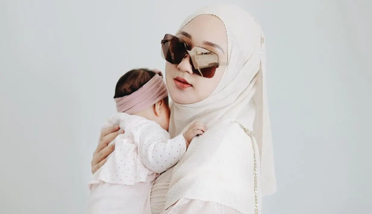 Penampilan Dian Pelangi saat menggunakan kacamata di beberapa kesempatan juga menarik perhatian publik. Pasalnya, ia tetap terlihat begitu menawan dan elegan dengan gayanya yang sederhana. (Liputan6.com/IG/@dianpelangi)