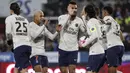 Para pemain Paris Saint Germain (PSG) merayakan gol yang dicetak oleh Edinson Cavani ke gawang RC Strasbourg pada laga Liga 1 Prancis di Stadion Stade de la Meinau, Rabu (5/12). Kedua tim bermain imbang 1-1. (AP/Jean-Francois Badias)