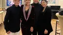 Merayakan tahun baru, Liza tampil glamor dengan blazer maroon berbahan velvet dengan list manik-manik. Putrinya tampil dengan setelan blazer warna hitam. [@lizanataliaofficial]
