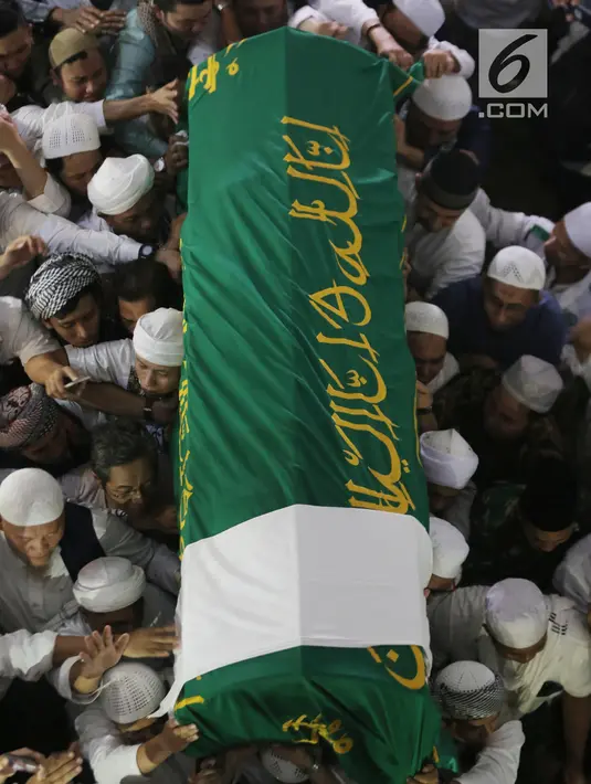 Jemaah membawa jenazah Ustaz Arifin Ilham untuk disalatkan di Masjid Az Zikra, Sentul, Bogor, Kamis (23/5/2019). Setelah disalatkan di Az Zikra Sentul, jenazah dibawa ke Masjid Az Zikra Gunung Sindur. (Kapanlagi.com/Budy Santoso)