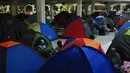 Warga menggelar tenda untuk melakukan iktikaf di sebuah masjid di Bandung (6/6). Umat muslim melakukan iktikaf atau berdiam dan beribadah di dalam masjid saat sepuluh hari terakhir dari bulan suci Ramadan.  (AFP/Timur Matahari)