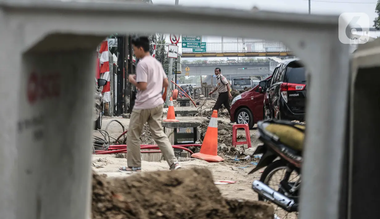 Untuk mempermudah pengerjaan proyek tersebut juga mengoperasikan alat berat. (Liputan6.com/Faizal Fanani)