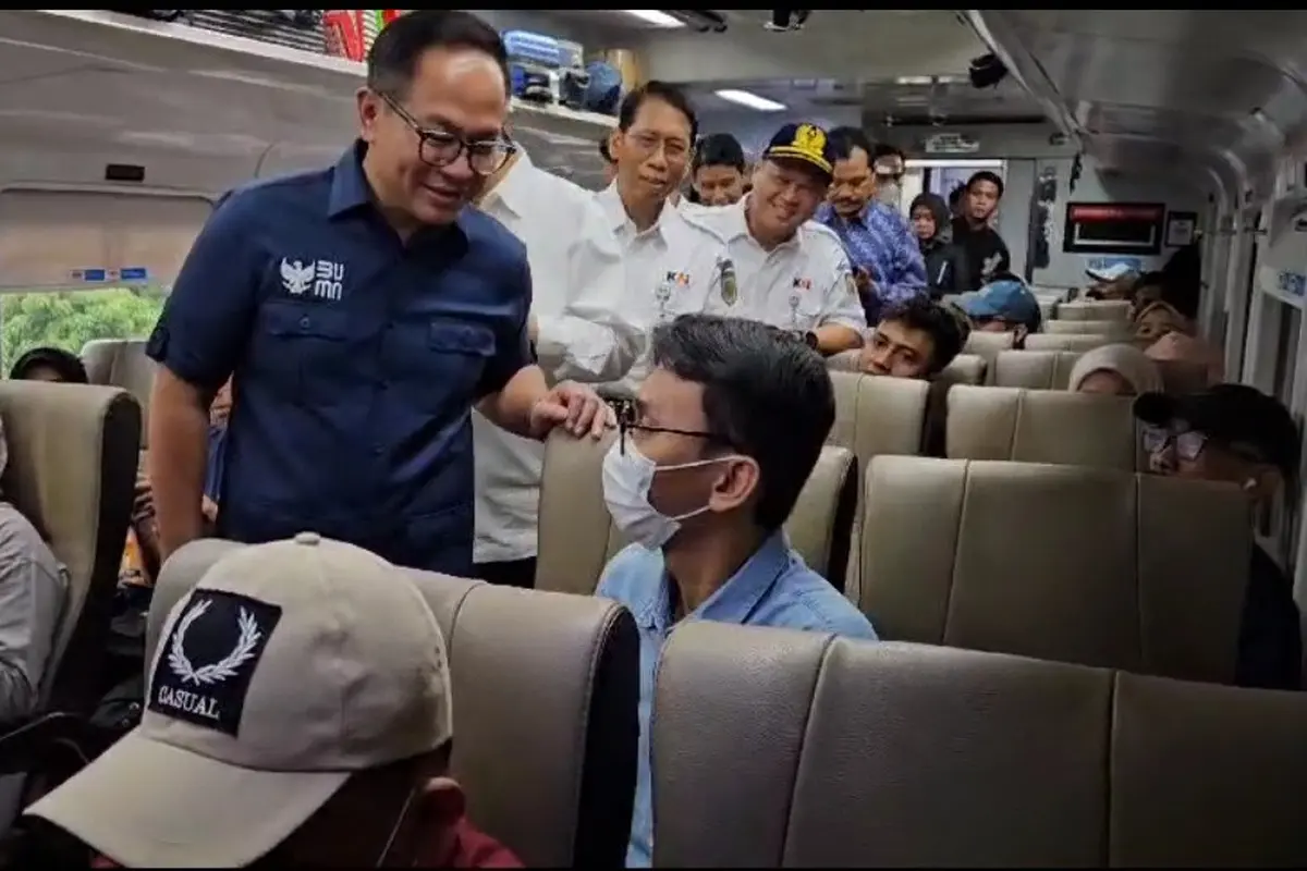 Wakil Menteri BUMN Kartika Wirjoatmodjo mengecek langsung keberangkatan pemudik di Stasiun Gambir, Jakarta Pusat.