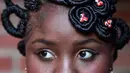 Seorang wanita menunjukkan gaya rambut Afro-Colombian saat kontes Afro ke-13 "Tejiendo Esperanzas" (Weaving Hopes), Cali, Kolombia, (2/6). Kontes ini untuk menghidupkan kembali kebiasaan, identitas dan budaya Afrika di Kolombia.  (AFP Photo/Luis Robayo)