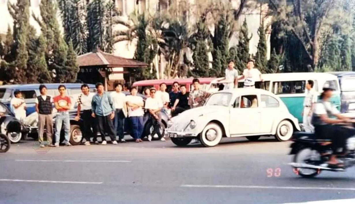 Nongkrong sore di Gedung Sate ala penggemar VW dari Volkswagen Club Bandung pada tahun 1990. Anak-anak gaul Bandung nih! (Source: Instagram/@paijo_custom via Intagram/@groupotomotif1990)