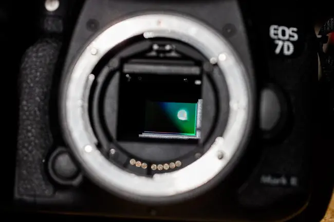 Kerusakan pada sensor terlihat sangat jelas secara visual (Foto: Lens Rentals)