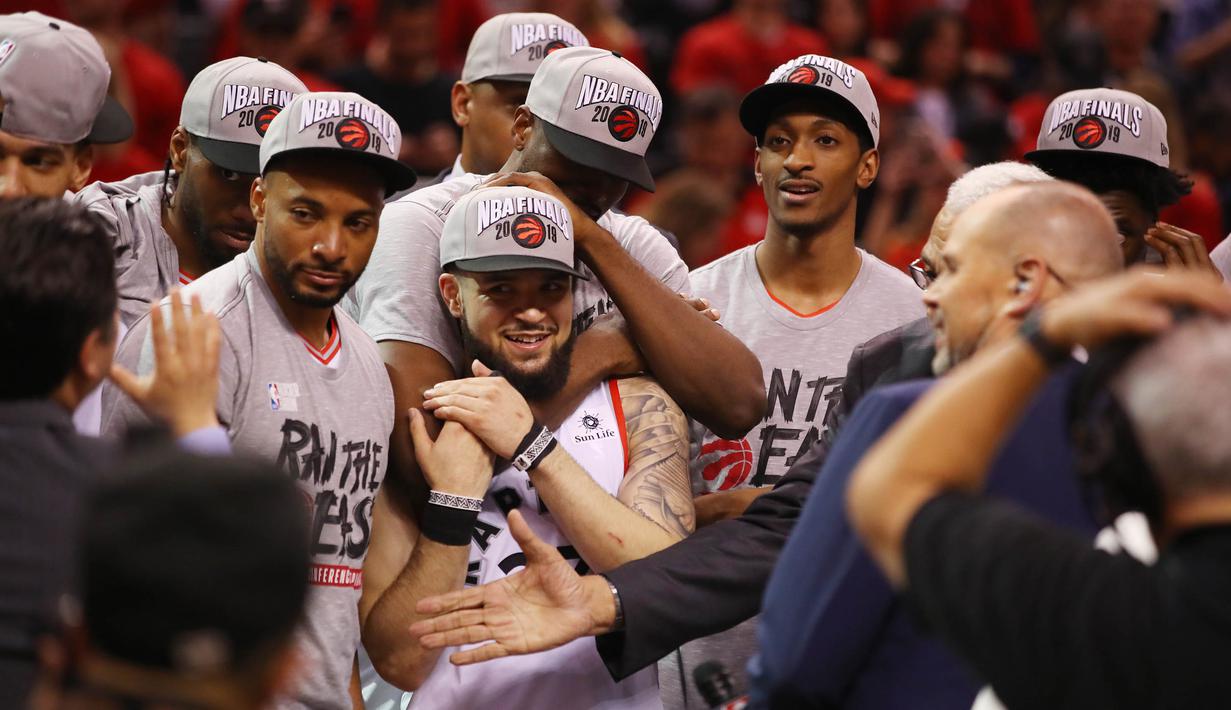 Para pebasket Toronto Raptors merayakan kemenangan atas Milwaukee Bucks pada NBA Final Wilayah Timur di Scotiabank Arena, Toronto, Sabtu (25/5). Raptors menang 4-2 atas Bucks. (AFP/Gregory Shamus)