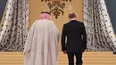 Presiden Rusia, Vladimir Putin saat menerima kunjungan  dan Raja Arab Saudi Salman bin Abdulaziz Al Saud di Kremlin, Moskow, Rusia (5/10). Putin dan Salman diperkirakan membincangkan pasar minyak global dan konflik Suriah. (AFP Photo/Pool/Yuri Kadobnov) 