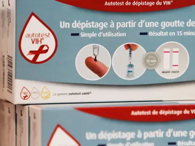 Sebuah alat tes kesehatan HIV dipajang di sebuah apotek di Bordeaux, Prancis, Selasa (15/9). Alat tes untuk HIV/AIDS yang mulai dijual di apotek Prancis ini memungkinkan penggunanya bisa mengetahui hasilnya 15 menit kemudian. (REUTERS/Regis Duvignau)