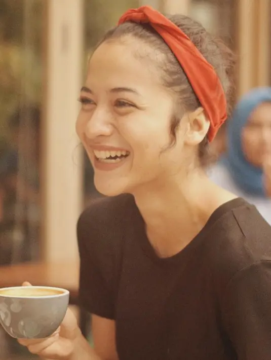 “Pernah sekali aku berkata kepada langit senja...begini kataku...’aku tidak akan berdamai dengan apapun yang kau tawarkan’ .....aku menyesal sekarang” (Instagram/putrimarino)