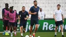 Striker Chelsea, Olivier Giroud (tengah) dan rekan-rekannya melakukan pemanasan selama sesi latihan di stadion Besiktas Park di Istanbul, Turki (13/8/2019). Chelsea akan bertanding melawan Liverpool dalam pertandingan Piala Super Eropa 2019 pada Kamis (15/8/2019) dini hari WIB. (AFP Photo/Ozan Koze)