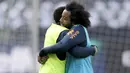 Bek Brasil, Marcelo, memeluk Taison, saat latihan jelang laga persahabatan di Berlin, Jerman, Selasa, (27/3/2018). Brasil akan berhadapan dengan Jerman. (AP/Michael Sohn)