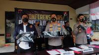 Kapolresta Balikpapan Kombes Pol V Thirdy Hadmiarso didampingi Kapolsek Balikpapan Timur Kompol Imam Sapi'i menunjukkan barang bukti hasil kejahatan BS. (Liputan6.com/Apriyanto)
